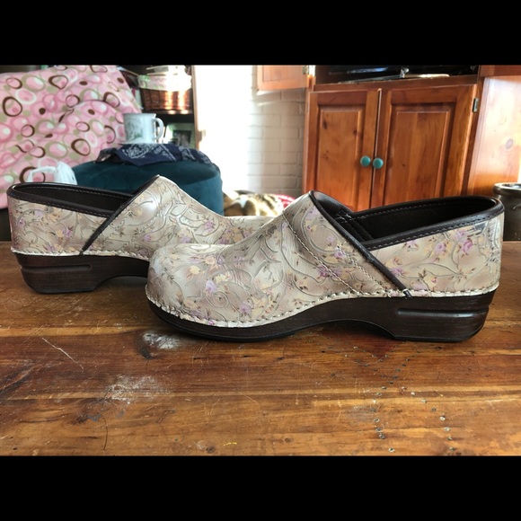 Dansko Shoes - RESERVED Rose embossed leather danskos 41